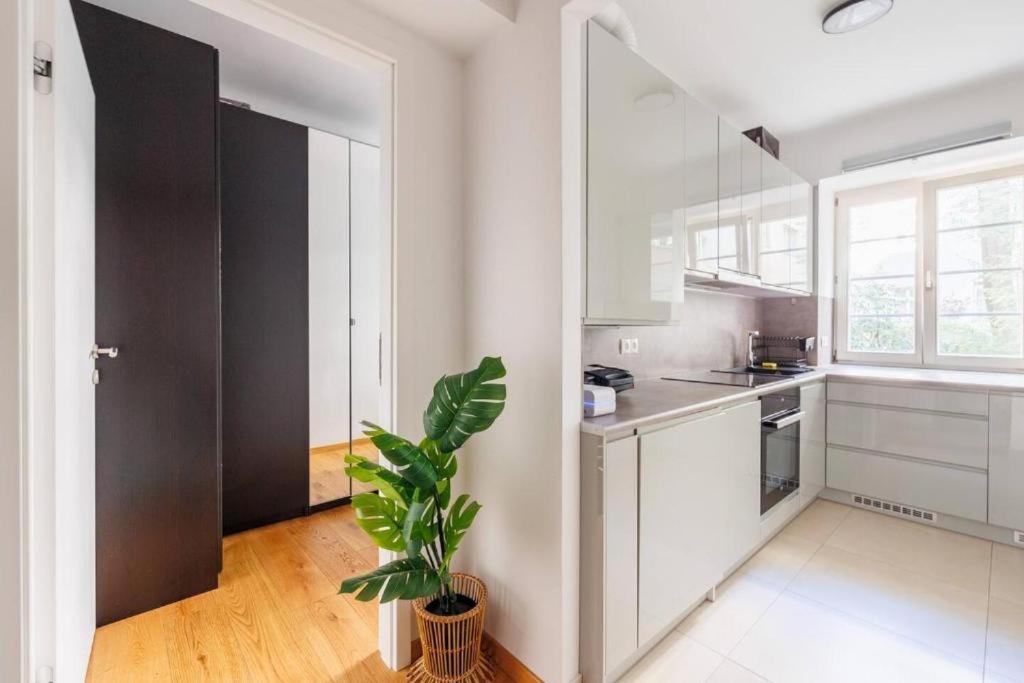 Near Metro & Netflix - Kingsize Bed Apartment *