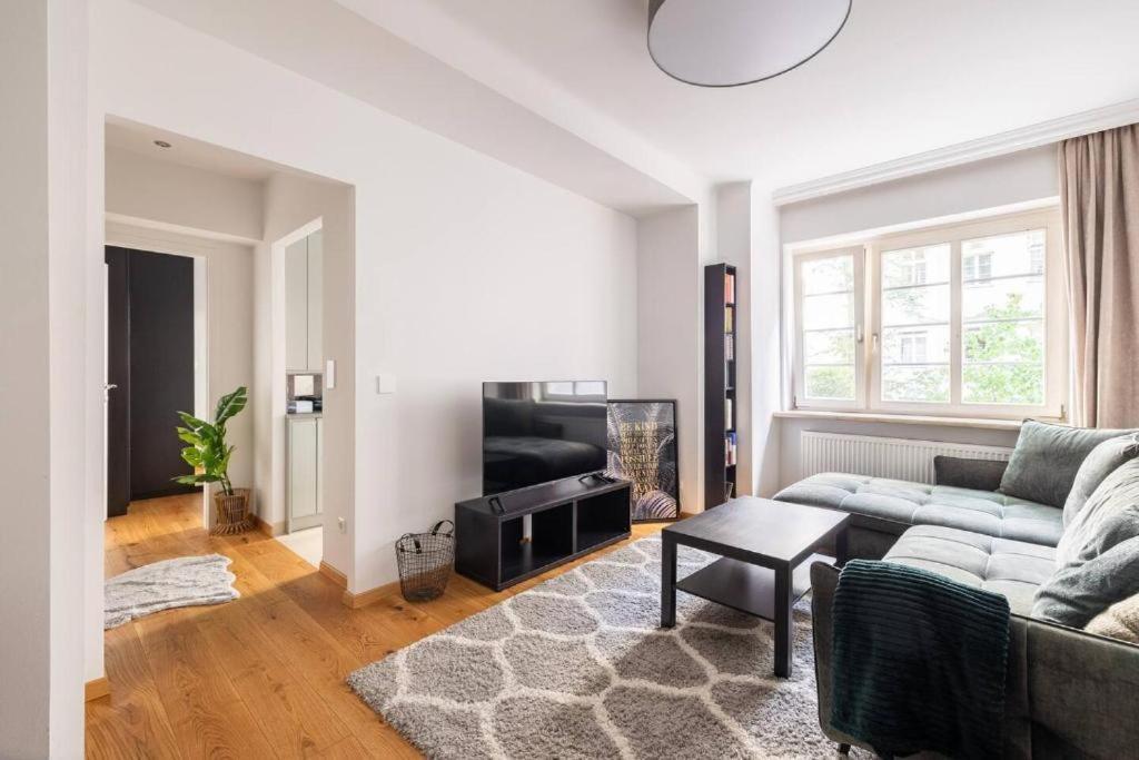 Near Metro & Netflix - Kingsize Bed