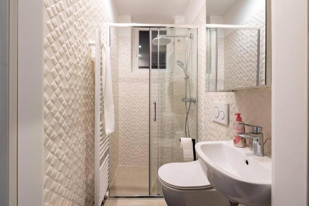 Near Metro & Netflix - Kingsize Bed