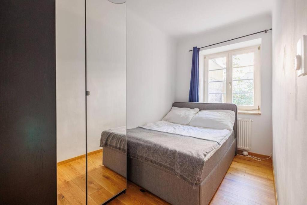 Near Metro & Netflix - Kingsize Bed Apartment *